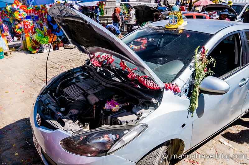 Обряд освященния автомобилей в Боливии