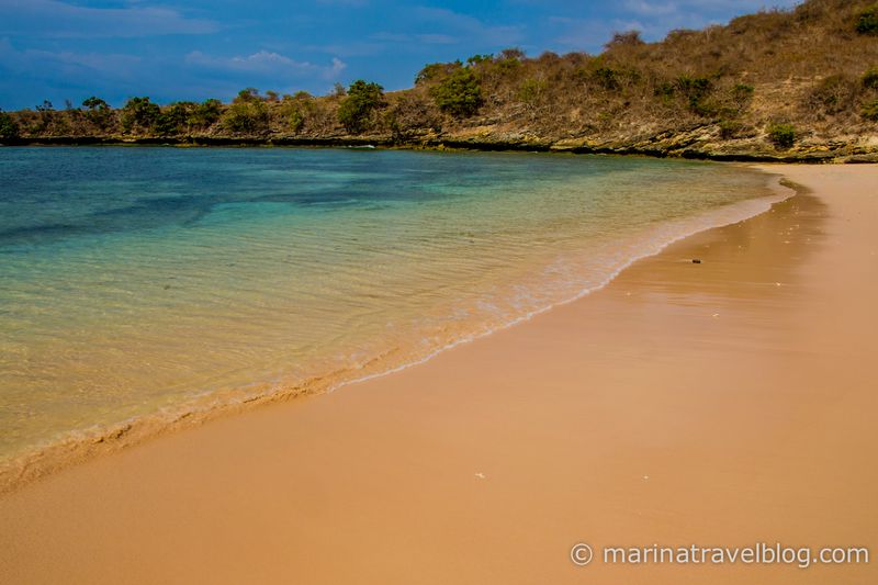 розовый пляж индонезия