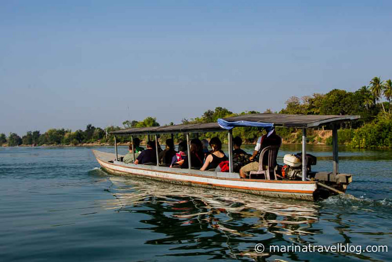 Лодка с туристами плывет по Меконгу