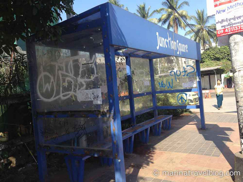 Автобусная остановка в Янгоне