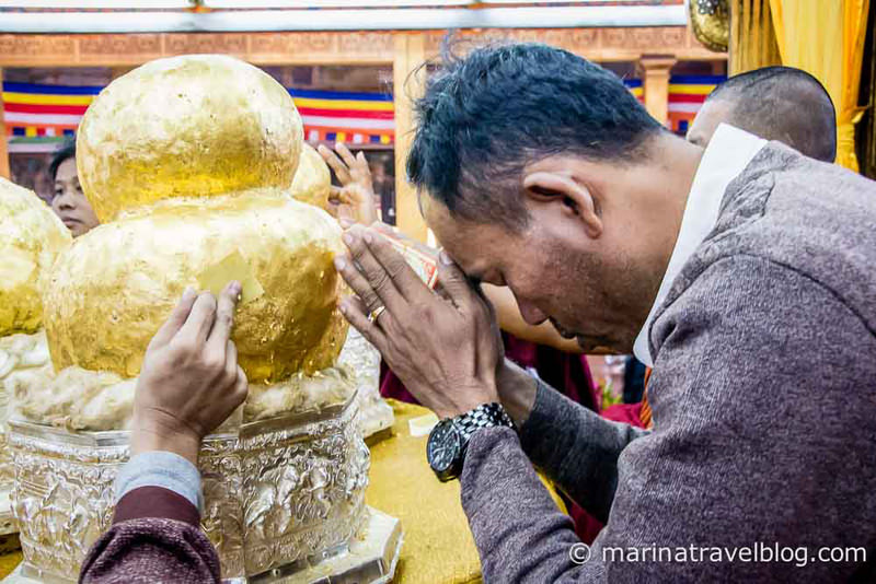 Мьянма. По озеру Инле на лодке - золотые пластинки лепят на статую Будды