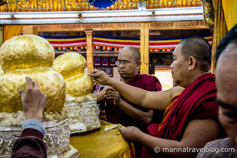 Мьянма. По озеру Инле на лодке - золотые пластинки лепят на статую Будды