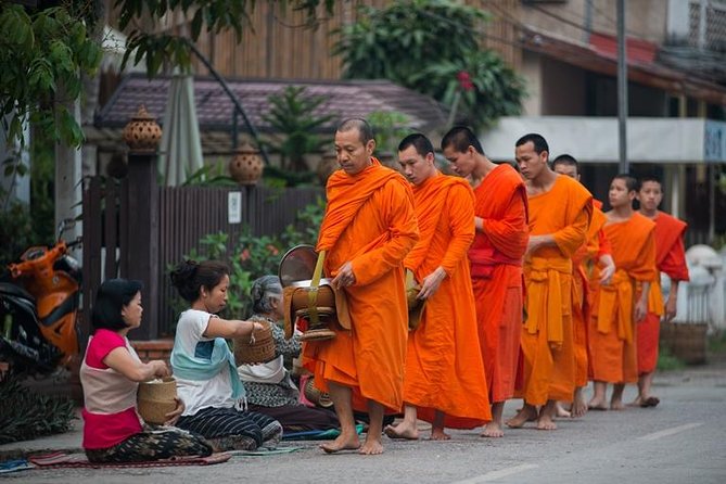 Луанг Прабанг кормление монахов